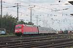 Nachschuss auf 101 098-2, als diese am Nachmittag des 22.06.2019 ihren InterCity am Rangierbahnhof und DB Museum in Koblenz Lützel vorbei in Richtung Bonn schob.