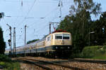 Eine Maschine der Baureihe 111 als Zuglok, eine homogene Garnitur von Waggons der Reihe Bm235, so sahen die Intercityzüge südlich und östlich von München in den 1980er Jahren aus. Hier sehen wir die fabrikneue 111 207-7 mit dem IC621  Wetterstein  um 16.52 Uhr bei der Einfahrt in den Bahnhof Murnau. Der Zug ist in Münster (Westfalen) gestartet und hat über Frankfurt und Nürnberg München erreicht, von wo es weiter ging nach Garmisch-Partenkirchen, dem Zielbahnhof. Der Zug verkehrte täglich. Murnau hatte damals nicht nur ausgedehnte Bahnhanlagen, sondern auch noch Formsignale, welche von zwei Stellwerken aus bedient wurden. Der Fahrdienstleiter hatte seinen Platz im Bahnhofsgebäude. 11. Juni 1983.
Canon AE1, Canoscan, GIMP
