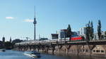 101 051 zieht den IC 145 von Amsterdam C nach Berlin Ostbahnhof pünktlich dem Ziel entgegen.