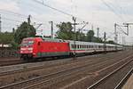 Einfahrt am Abend des 18.07.2019 von 101 114-7 mit ihrem InterCity aus Richtung Maschen kommend in den Bahnhof von Hamburg Harburg.