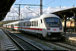 Nachschuss auf Bpmmbdzf 286.1 (61 80 80-91 128-1 D-DB) mit Zuglok 101 077-6 bei der Ausfahrt aus dem Bahnhof Leinefelde auf Gleis 1.
Dieser Verstärker-IC der Linie 51 wurde wegen Gleiserneuerungen zwischen Gerstungen und Bebra vom 25.9. bis 30.10.2020 weiträumig umgeleitet.

🧰 DB Fernverkehr
🚝 IC 1956 (Linie 51) Leipzig Hbf–Karlsruhe Hbf [+5]
🕓 11.10.2020 | 15:17 Uhr