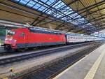 DB 101 078-4 mit einem IC Leerwagenpark Richtung Eisenach, am 30.09.2021 in Erfurt Hbf.