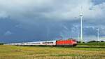 DB Fernverkehr 101 075 mit IC 2311 Westerland (Sylt) - Karlsruhe Hbf vor einem heranziehenden Regenschauer, Umleiter (Landesbergen, 27.08.2021).