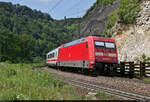 Nachschuss auf 101 027-1, die mit Zuglok 101 134-5 gut 100 Meter Richtung Geislingen (Steige) hinabfährt.