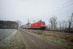 101 103-0 zieht den Zusatzzug IC 2967 von Köln nach Berlin-Ostbahnhof, hier bei Nordbögge (23.12.2021)