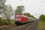 101 018-0 zieht den Intercity 2011 nach Stuttgart durch Nordbögge (29.04.2022)