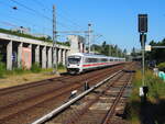 Geschoben von  101 057  Europa  passiert der IC 2241 nach dem letzten Halt B-Gesundbrunnen als Lz den S-Bahnhof  Landsberger Allee  und das Tempodrom berlin.