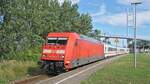 Der InterCity 2213 Ostseebad Binz - Karlsruhe Hbf bei der Durchfahrt durch den Bahnhof Stralsund-Rügendamm.