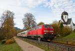 218 414-1 zieht IC 2084 nach Hamburg in Fischen entlang des Grundbachs (23.10.2022)