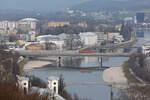 Eine BR 101 verlässt Salzburg über die Salzach gen München.