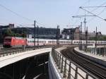 BR 101 004-0 mit InterCity 142 nach Amsterdam Central via Stendal, Bad Bentheim, Apeldoorn bei der Einfahrt Berlin Hauptbahnhof Gleis 13 Fotografiert.