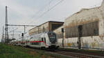 IC 2047 (Tz 2853,  Nationalpark Sächsische Schweiz ) nach Dresden, hier kurz nach dem Halt  Dessau Hbf  auf Höhe des Stahlwerks Dessau.