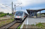 Bpmmbdzf 286.1 (61 80 80-91 126-5 D-DB) steht mit Schublok 101 088-3 im Bahnhof Köthen auf Gleis 5.