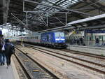 PRESS 246 049-2 (92 80 1246 011-1 D-PRESS) mit dem IC 2152 von Gera Hbf nach Kassel-Wilhelmshöhe, am 05.10.2023 in Erfurt Hbf.