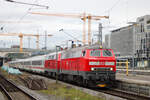 218 411 und 218 429 Am 27. März 2024 mit dem IC 2013 in Stuttgart Hbf