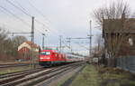 DB 245 024 mit dem IC 2152 von Gera Hbf nach Düsseldorf Hbf, am 15.12.2024 in Neutdietendorf. Vom Bahnsteigende fotografiert.