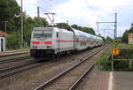 DB 146 566-5 mit dem IC 2030 von Norddeich nach Leipzig Hbf, am 04.08.2023 in Niederndodeleben.