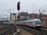 Ein InterCity verlsst den Bahnhof Ulm Hbf, gezogen von einer 234er.