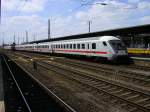 IC 2151 nach Berlin Gesundbrunnen erreicht mit einem defekten 1.Klasse-Wagen am Zugende auf Gleis 26, den Dortmunder Hbf.