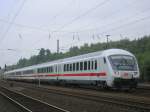 Steuerwagen voraus,des IC 2157 von Stuttgart nach Stralsund in  Bochum Ehrenfeld, im Schub die 120 147-4.(05.08.2008) 