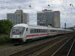 Ausfahrt des IC 2115 von Stralsund nach Stuttgart in umgekehrter Wagenreihung aus dem Essener Hbf.,im Schub die 101 031-3.(18.08.2008)