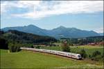 Vor der Kullisse der Chiemgauer Berge ist der InterCity 2293 auf dem Weg von Saarbrcken Hbf nach Salzburg Hbf.