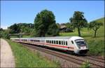 InterCity 2296 nach Frankfurt(Main)Hbf schlngelt sich bei Axdorf durch die Kurven.