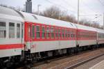 Diese beiden Wagen von DB AutoZug waren am 08.02.09 in den IC von 120 111 eingereiht, hier bei der Durchfahrt durch Burgkemnitz.