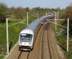 Frontschuss auf den IC 2121 Puttgarden - Frankfurt (M) Hbf  bei der Durchfahrt in Altenfelde, einem kleinen Dorf bei Reinfeld (Holst.), Richtung Hamburg Hbf.