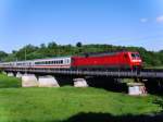 IC 79663 aus Frankfurt/Main mit einer Lok der Baureihe 120 auf der Luppebrcke nahe Leipzig-Leutzsch, 12.05.2009.