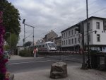 Ein InterCity rast am 30.09.2009 ber einem Binger Bahnbergang.