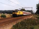 1315 mit Eurocitywagen und eine Interregiozug (IR 2344 Berlin Zoo-Amsterdam CS) bei Harselaar am 19-8-1998.