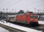 101 137-8 legt sich bei der Ausfahrt mit IC 2213 nach Stuttgart Hbf in Hamburg-Harburg in eine leichte Linkskurve.