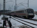 IC 2212 Koblenz-Binz passiert,bei der Einfahrt in den Bahnhof Lietzow,am 24.Februar 2010,den Bahnbergang Spitzer Ort.