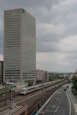 IC 2277 Hamburg-Altona - Karlsruhe Hbf passiert mit Schublok 101 037-0 im Gleiswechselbetrieb eine Baustelle bei Frankfurt(Main)West.