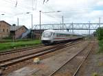 Vorbei am alten Bw Stralsund schlngelte sich der IC aus Koblenz nach Binz am 13.Juni 2010 aus den Bahnhof von Stralsund.