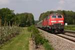 218 432-3 und eine Schwesterlok werden mit ihrem IC in Krze in Meckenbeuren halten, 26.04.11