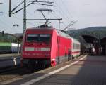 101 145-1 steht am 22. Mai 2011 mit IC 2209 in Saalfeld (Saale).