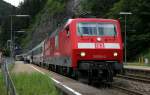 120 501-2 mit dem IC 2370  Schwarzwald  (Konstanz-Hannover Hbf) in Triberg 15.6.11