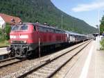 Hier wartet der IC Allgu am 14.07.2010 im Bahnhaf Immenstadt auf die zweite BR 218.Der Lokfhrer schaut schon nach dem Zug.Danach fhrt IC Allgu weiter nach Hannover.Bild vom Handy gemacht