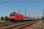 Am 13.06.2013 kam 101 046-1 mit diesen stark verspteten CNL-Kurwagen gen Sden durch Orschweier.