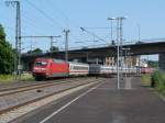 101 026 fhrt am Nachmittag des 12.07.13 mit einem IC aus dem Bahnhof Plochingen aus. 