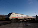 IC1282 ist am 15.02.2014 von Innsbruck nach München unterwegs; hier am BÜ Happing südlich von Rosenheim.