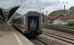 Nachschuss auf Pbz 2459 (Karlsruhe Hbf - Basel Bad Bf) am 03.05.2014 bei der Durchfahrt mit einem IC Wagen und der 101 067-7 als Zugpferd in Freiburg (Brsg) Hbf.