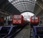 Ein Blick auf die 101 058-6 DB mit einem IC 2226 von Passau-Hbf nach Kiel-Hbf steht im Frankfurter-am-Main-Hbf auf Gleis 6 und daneben steht eine  114 034 DB mit  einem RB50 von Frankfurt(Main)Hbf