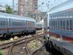 2 IC Züge schlängeln sich durch das Gleisfeld des Kölner Hbf.