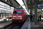 Mit dem IC 2069 (Karlsruhe Hbf - Nürnberg Hbf) stand am 23.10.2014 die Hamburger 101 129-5 in Stuttgart Hbf.