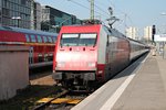 Einfahrt am 09.04.2015 von der 101 076-8  CEWE Fotobuch  mit einem Gäubahn-IC (Zürich HB - Stuttgart Hbf) in den Endbahnhof.