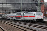 146 565-7 mit einem IC bei der Ausfahrt in Bremen Hbf.