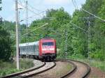 101 087 mit einem stillreinen InterRegio nhert sich Chemnitz-Kinderwaldsttte am 24.05.2006